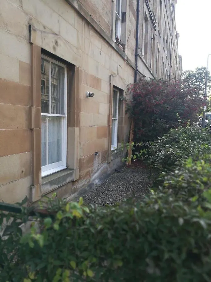 Central Fringe Base With Garden Near The Meadows Edinburgh