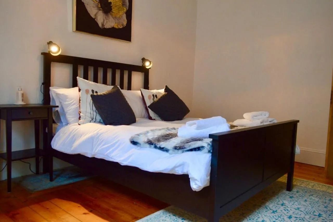 Central Fringe Base With Garden Near The Meadows Edinburgh